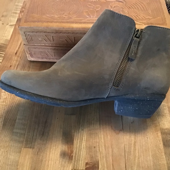 Clarks Wilrose Frost Taupe suede finish leather side zip gum sole boot 8.5 / 9 - Picture 14 of 15